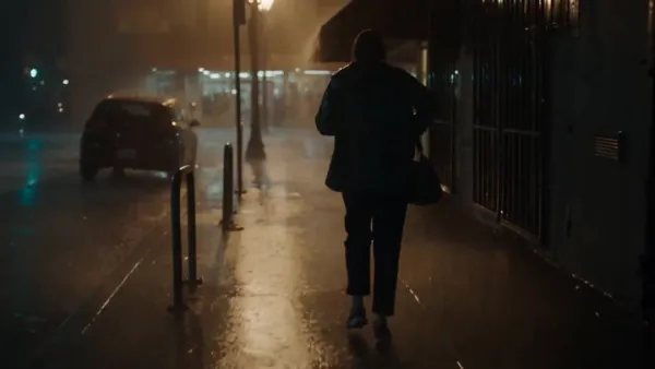 雨夜城市街道上獨自行走的電影感真人視頻