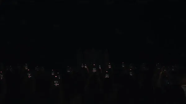 超写实K-pop五人组：暗色场馆后台到舞台灯光的首秀瞬间