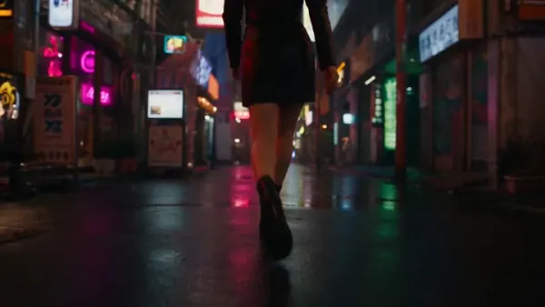 深夜下班独行霓虹东京街头，黑色迷你裙配皮衣短靴