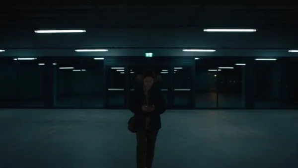 暗黑電影驚悚風格：年輕女子深夜獨行，從遠景到特寫後奔向地下通道