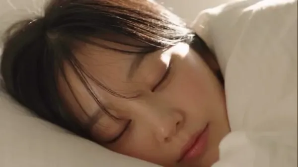 朝の光：白いシーツの下で目を開く少女と暖かな日差し