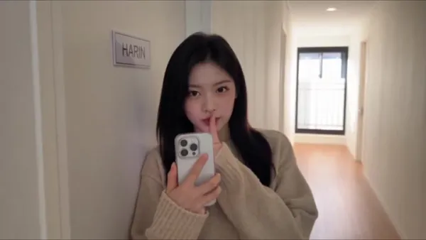 K-pop偶像團體宿舍秋日早晨，世允偷拍哈琳睡覺並叫醒她