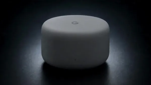 Google Nest Wifi Pro 深色摄影棚产品广告画面