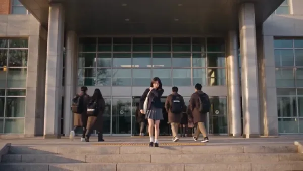 韩国女学生穿海军蓝校服走向现代校园的唯美画面