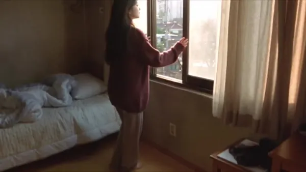 首尔老屋清晨：穿酒红卫衣的慵懒韩系女孩