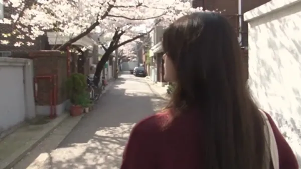 首尔旧街区里的韩系女孩：酒红卫衣与帆布包的日常漫步