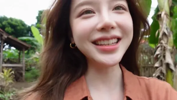 印尼女子身穿陶土色亚麻衬衫的复古翻盖手机风格日常影像