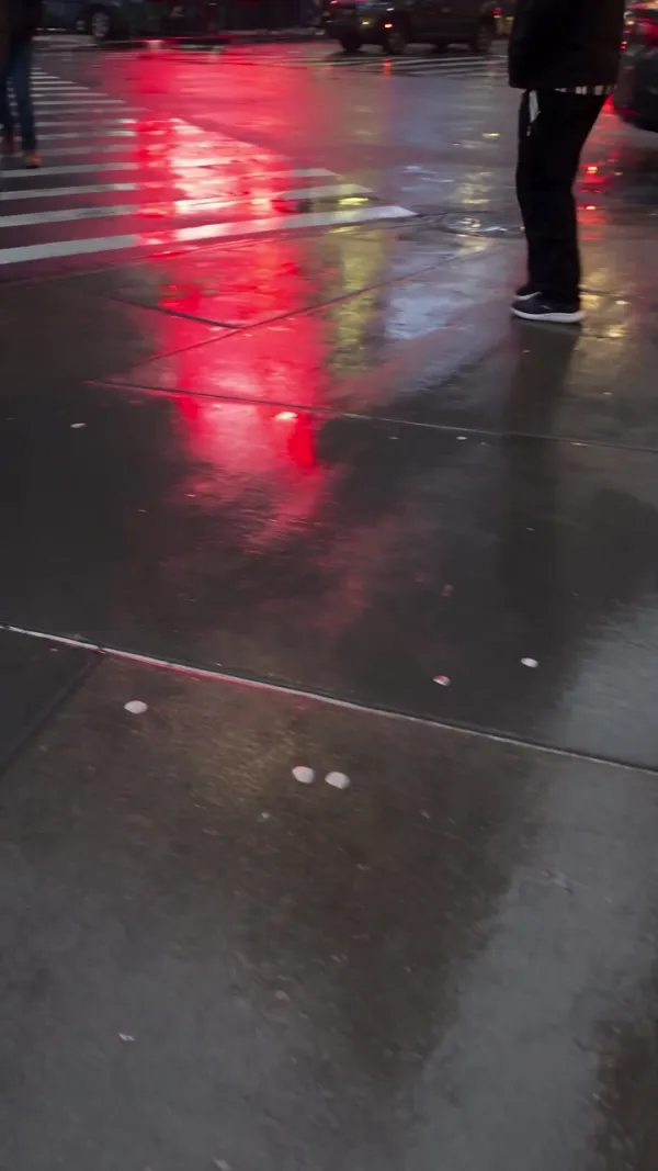 手机手持拍摄的雨后黄昏 downtown 街头霓虹倒影