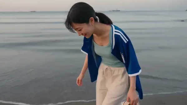 电影感柔光海滩：穿阿根廷28号球衣的东亚女孩